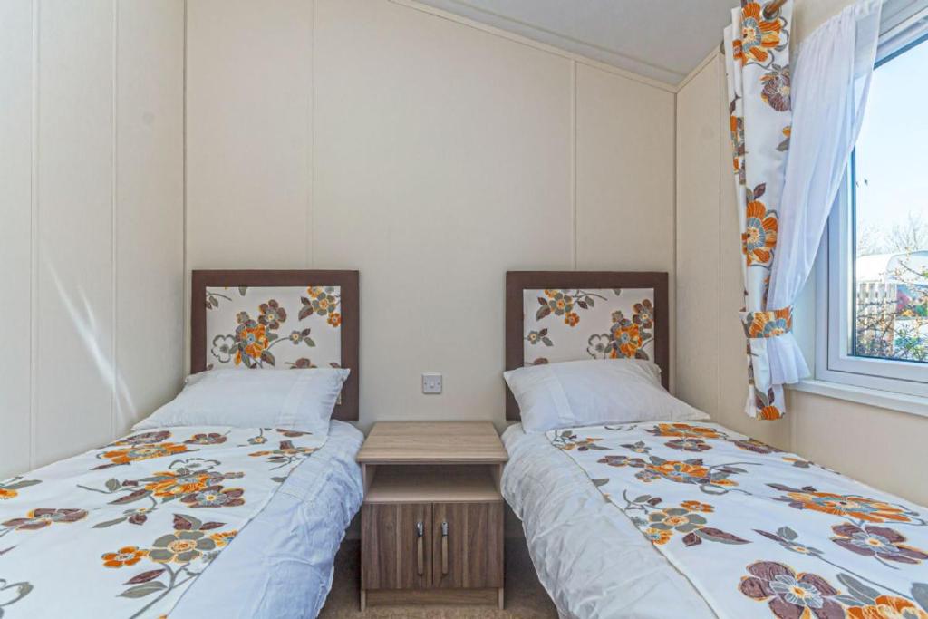 Postel nebo postele na pokoji v ubytování Bodafon Park Lodge