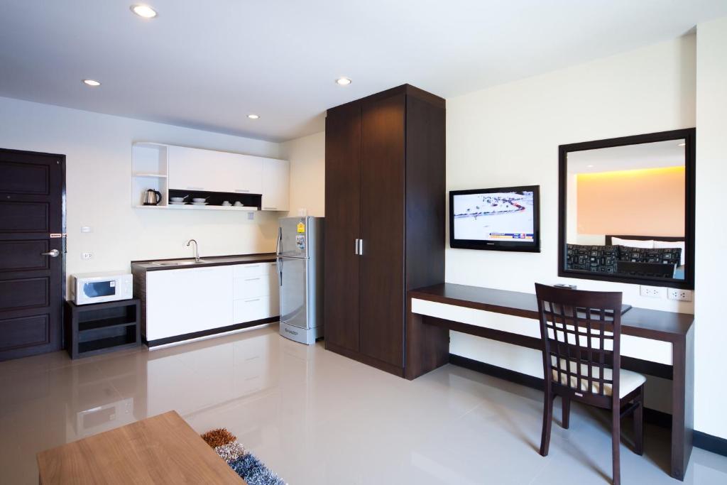 Kuchyň nebo kuchyňský kout v ubytování Phavina Hotel Rayong SHA Extra Plus