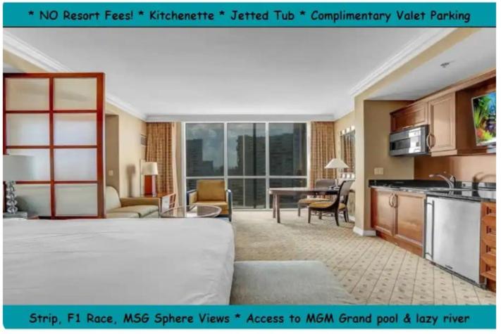 ein Hotelzimmer mit einem großen Bett und einer Küche in der Unterkunft Signature MGM Suite with Strip and Sphere View in Las Vegas