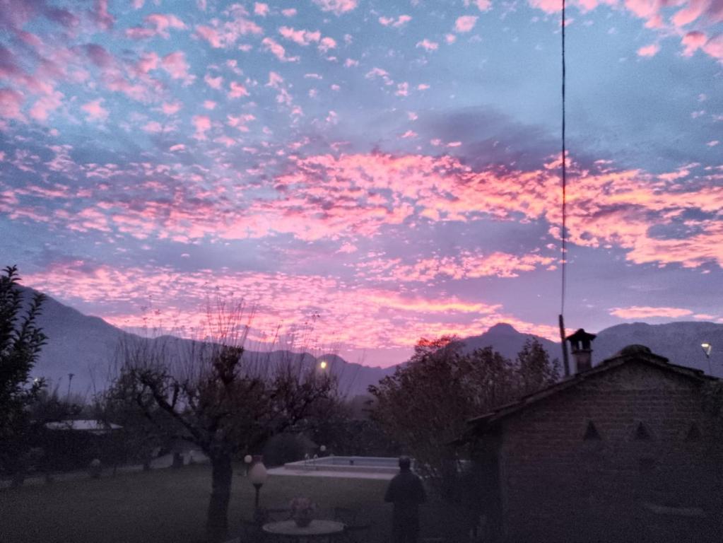 Nespecifikovaný výhled na hory nebo výhled na hory při pohledu z penzionu