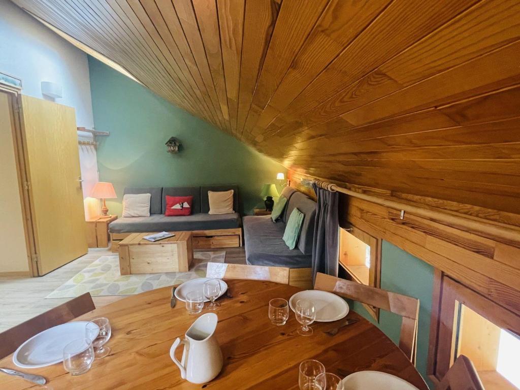 une salle à manger avec une table et un canapé dans l'établissement Appartement 3 pièces à Méribel Altiport - Pied des pistes, proche golf, pour 6 personnes - FR-1-411-706, à Les Allues