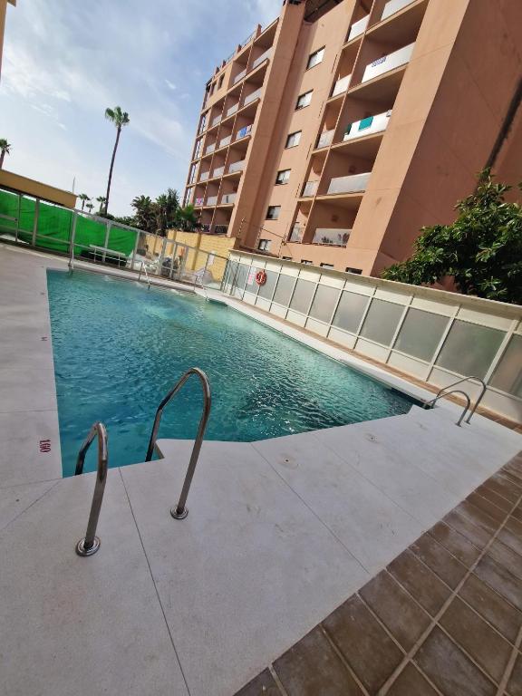 Bazén v ubytování Esplendido APARTAMENTO, CARIHUELA EDIFICIO EL REMO, PRIMERA LÍNEA nebo v jeho okolí