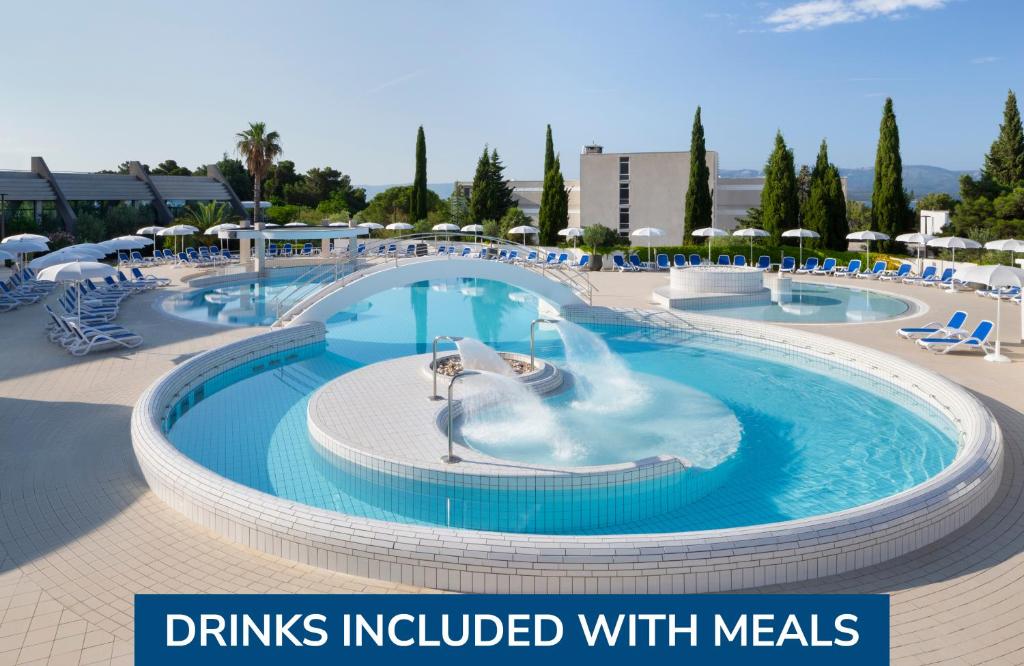 uma piscina com escorrega num resort em Bluesun Holiday Village Bonaca - Full Board Plus em Bol