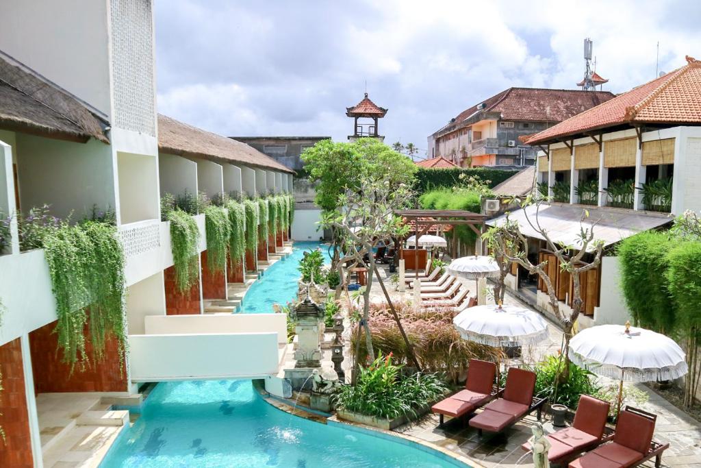 レギャンにあるThe Lagoon Bali Pool Hotel and Suitesのリゾートのプールの景色を望めます。