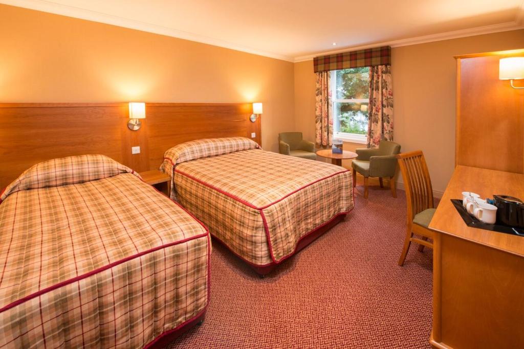 Postel nebo postele na pokoji v ubytování Loch Awe Hotel