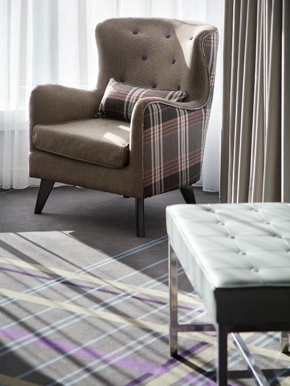 Uma área de estar em Premier Inn Frankfurt City Centre