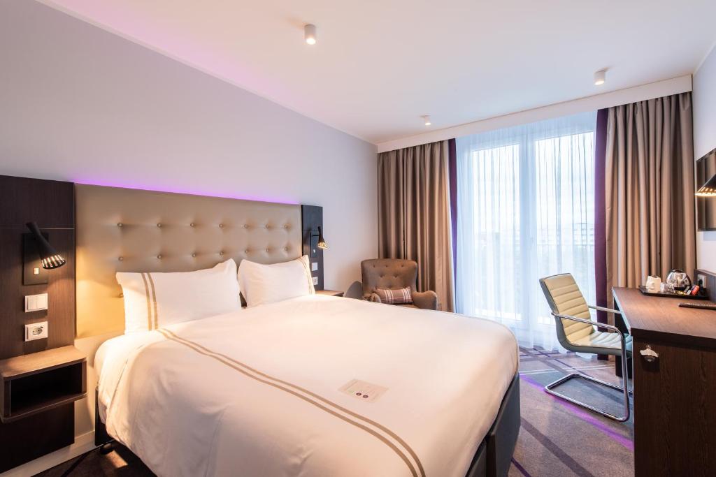 Cama ou camas em um quarto em Premier Inn Frankfurt City Centre