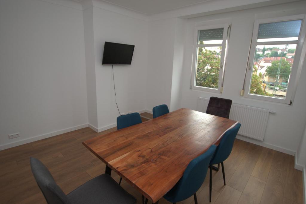 une salle de conférence avec une table et des chaises en bois dans l'établissement AB Stuttgart Untertürkheim, à Stuttgart