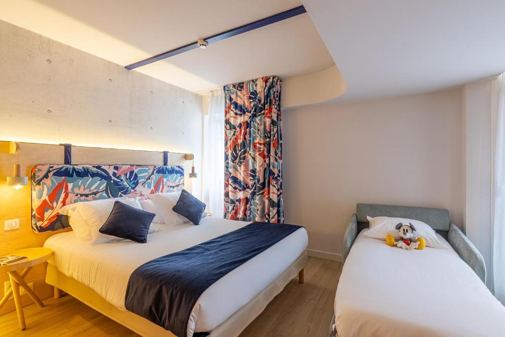 een slaapkamer met twee bedden en een raam bij Urban Hotel & Spa Aix-les-Bains - BW Signature Collection in Aix-les-Bains