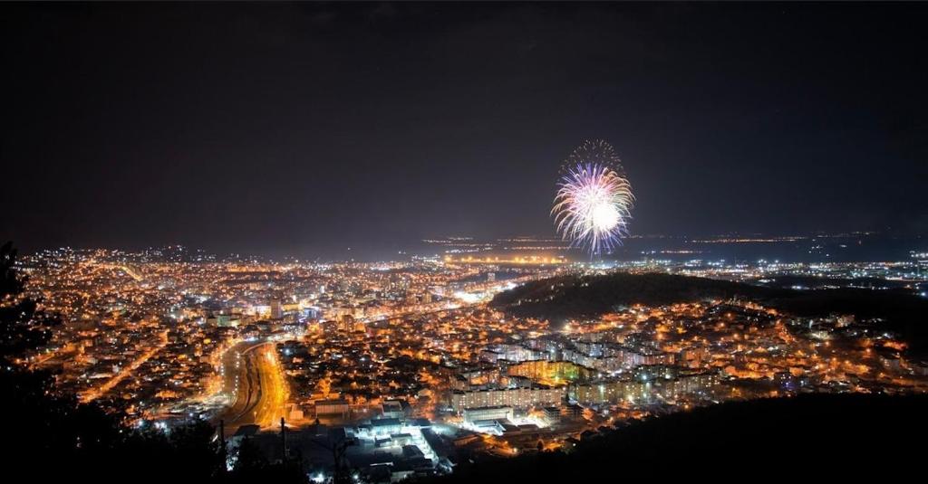 un espectáculo de fuegos artificiales sobre una ciudad por la noche en HOTEL KREDO en Sliven