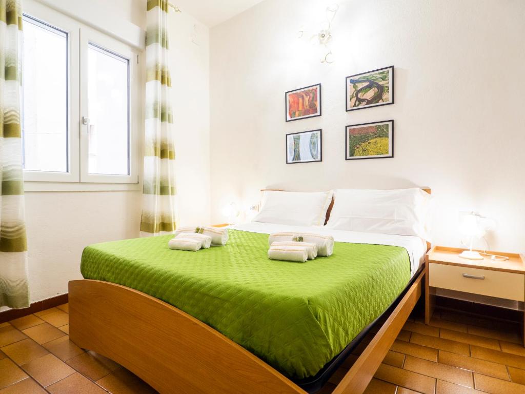 1 dormitorio con 1 cama con 2 toallas en Casa Mazzini, en Iglesias