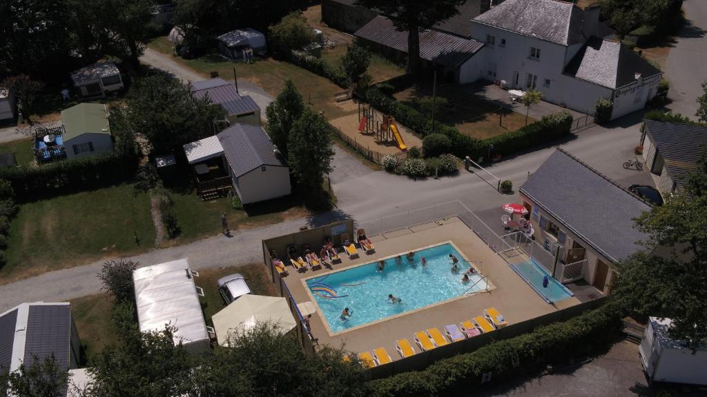 Bazén v ubytování Camping de Brouël nebo v jeho okolí