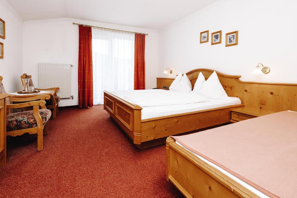 Postel nebo postele na pokoji v ubytování Hotel Garni Tannenhof
