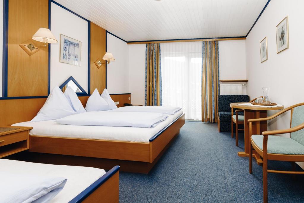 Postel nebo postele na pokoji v ubytování Hotel Garni Tannenhof