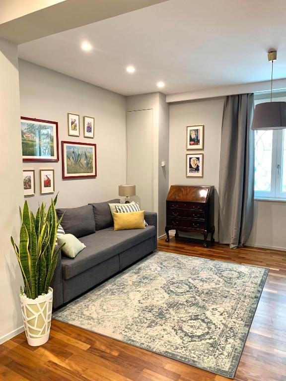 a living room with a couch and a piano at Maison barbuti in Salerno