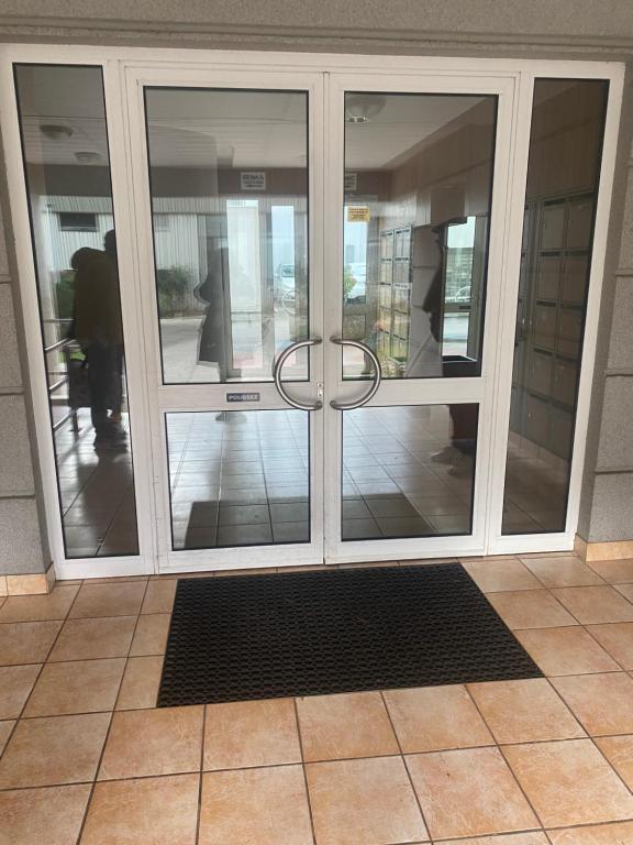 une porte en verre ouverte d'un bâtiment dans l'établissement Chambéry Le Chambellan, à Chambéry