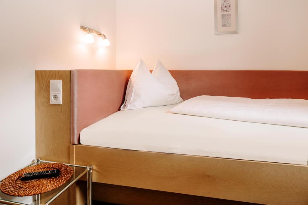 Postel nebo postele na pokoji v ubytování Hotel Garni Tannenhof