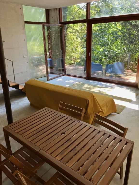 Zimmer mit einem Bett und einem großen Fenster in der Unterkunft CASA RIO VEZ - Riverfront in Arcos de Valdevez