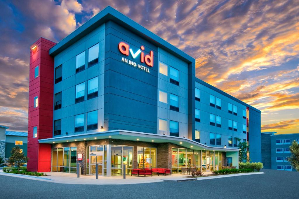 budynek z napisem na przodzie w obiekcie avid hotels - Austin - Tech Ridge, an IHG Hotel w mieście Austin