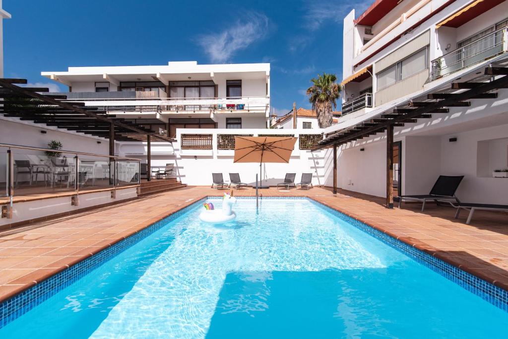 een zwembad in het midden van een gebouw bij Home2Book Casa Boissier, Breakfast Included in Las Palmas de Gran Canaria