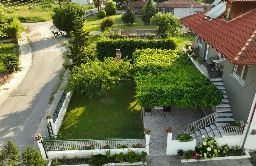 Vonkajšia záhrada v ubytovaní Xrysa's House