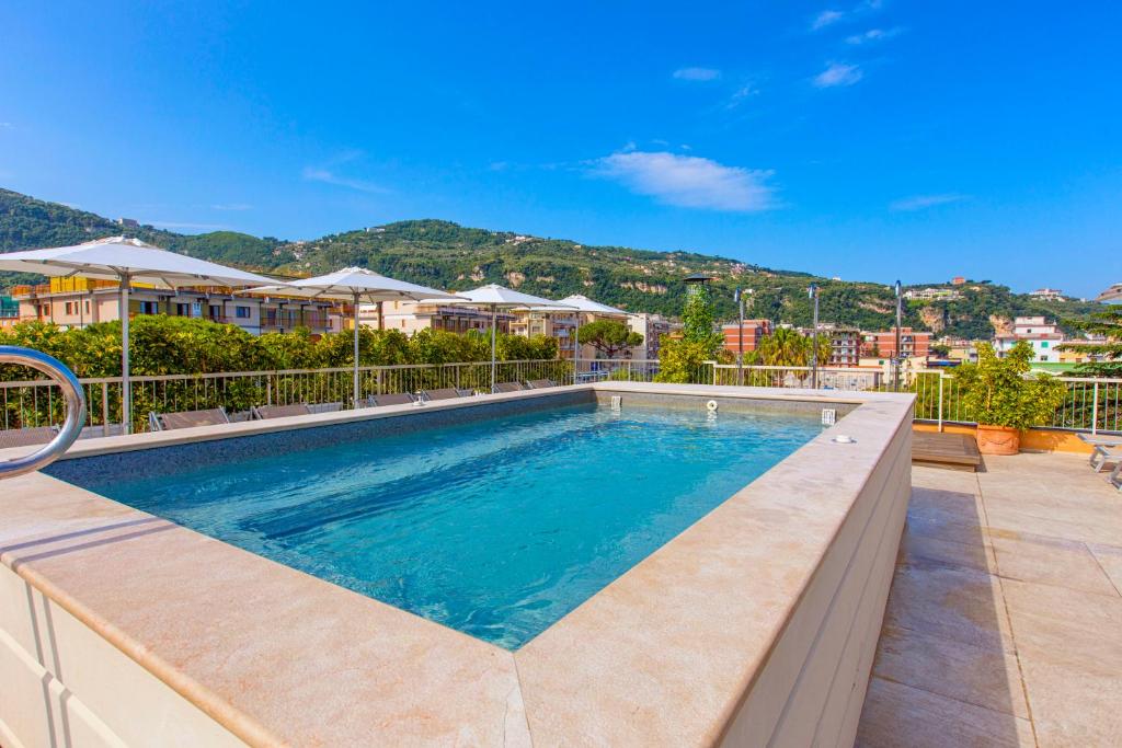 Bazén v ubytování Hotel Michelangelo nebo v jeho okolí