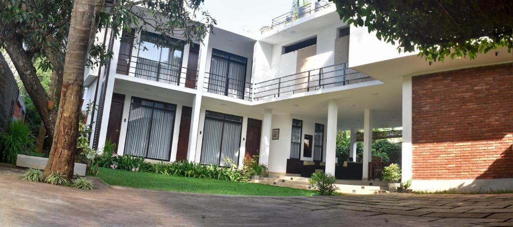 un gran edificio blanco con ladrillo en Golden Ray villa en Anuradhapura