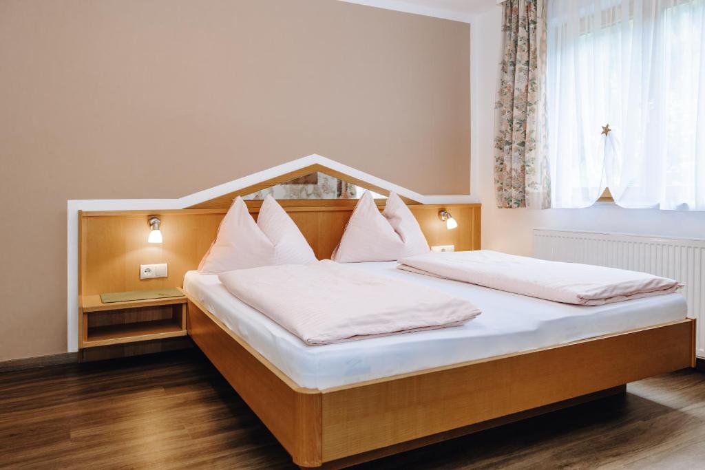 Postel nebo postele na pokoji v ubytování Hotel Garni Tannenhof