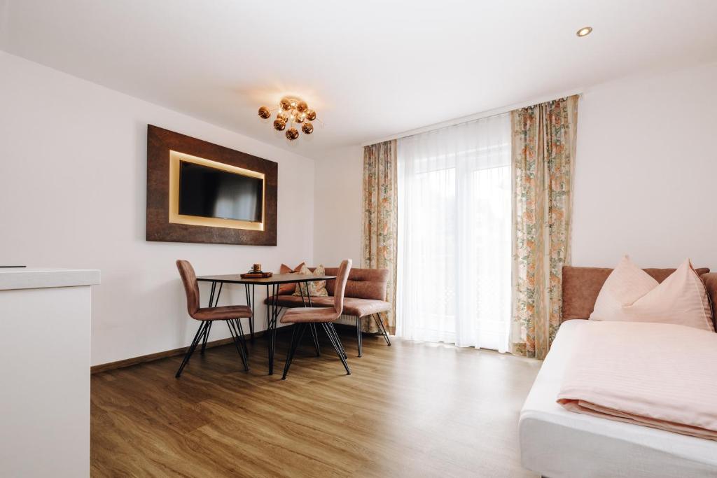 Postel nebo postele na pokoji v ubytování Hotel Garni Tannenhof