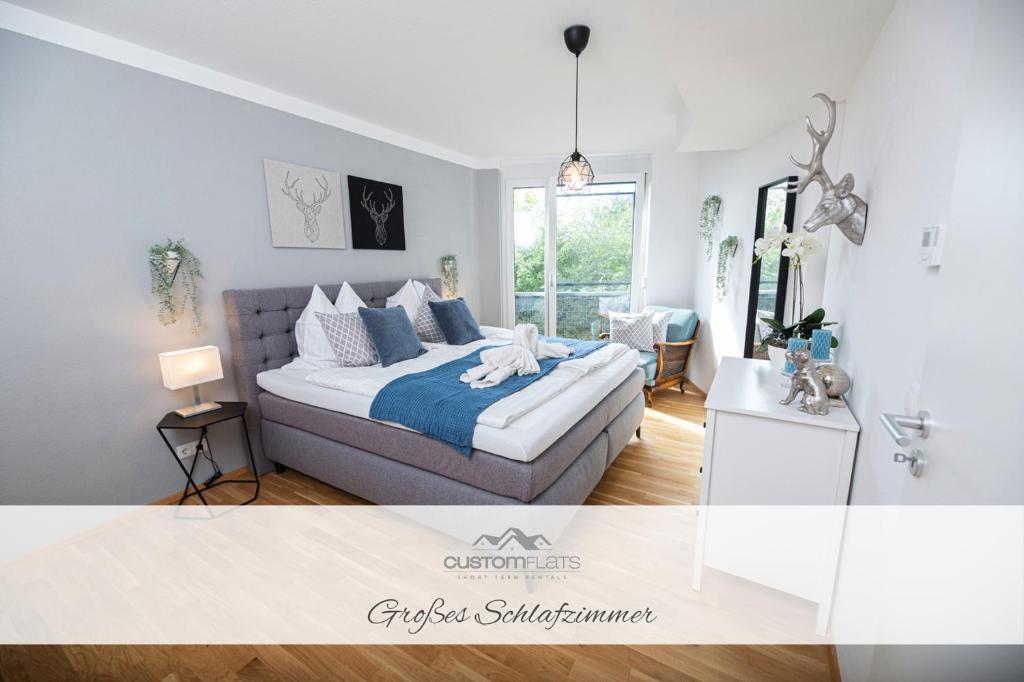 1 dormitorio con cama y ventana grande en Customflats - Tiefgarage - Terrasse - Uninähe en Ulm