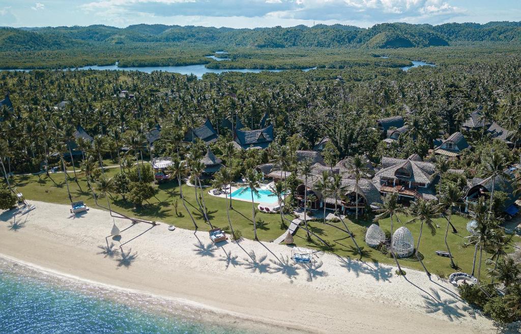 eine Luftansicht eines Resorts am Strand in der Unterkunft Nay Palad Hideaway - All Inclusive Stay in General Luna