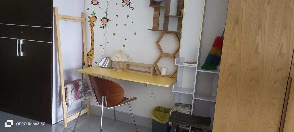 Kleines Zimmer mit einem Schreibtisch und einem Stuhl in der Unterkunft HOMESTAY -NHÀ MẸ KHANG in Cu Chi