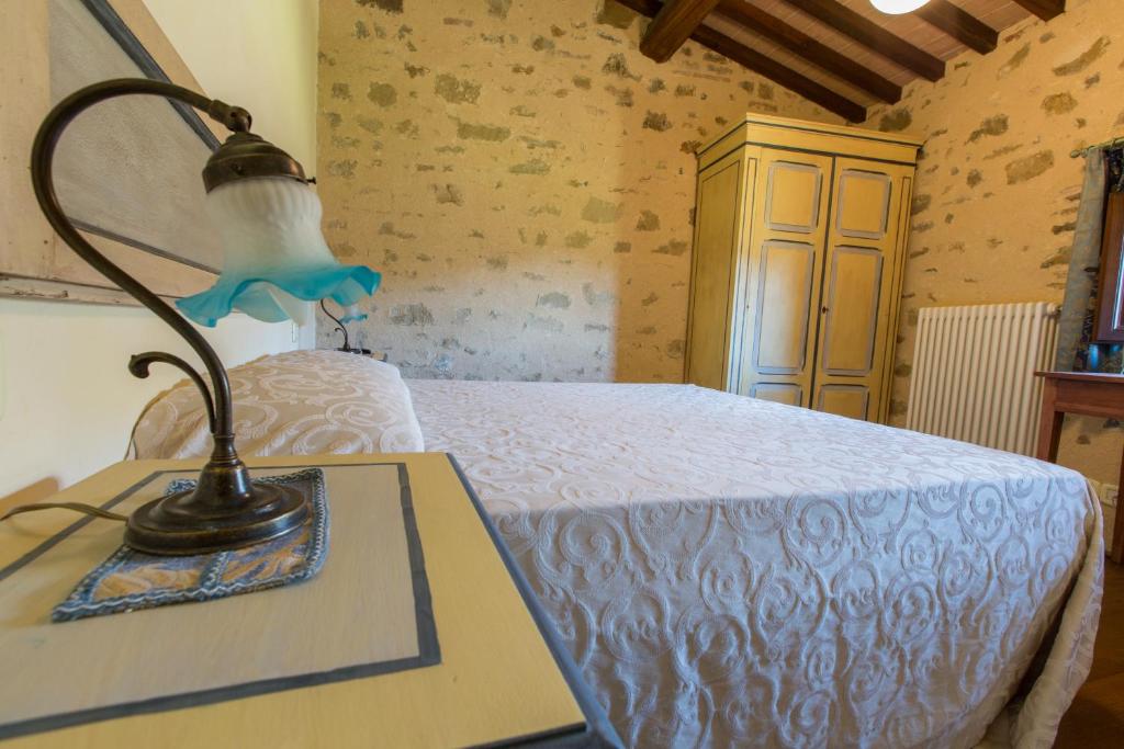 Postel nebo postele na pokoji v ubytování Borgo Colognola - Dimora Storica