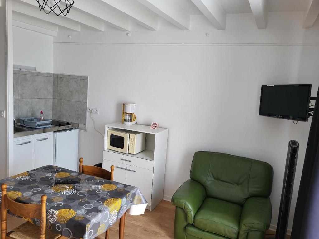 Kuchyň nebo kuchyňský kout v ubytování Hôtel Le Verger