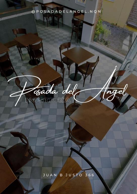 內烏肯的住宿－Posada del Angel，餐馆里的一组桌椅