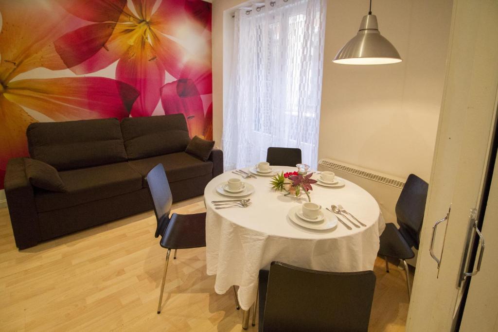 un soggiorno con tavolo e divano di Foster Apartamentos Sol a Madrid