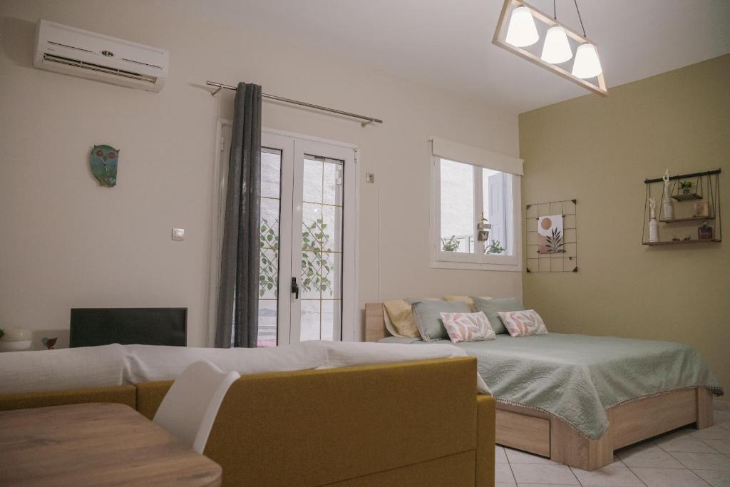 - un salon avec un lit et un canapé dans l'établissement Just A Stay apartement, à Chios