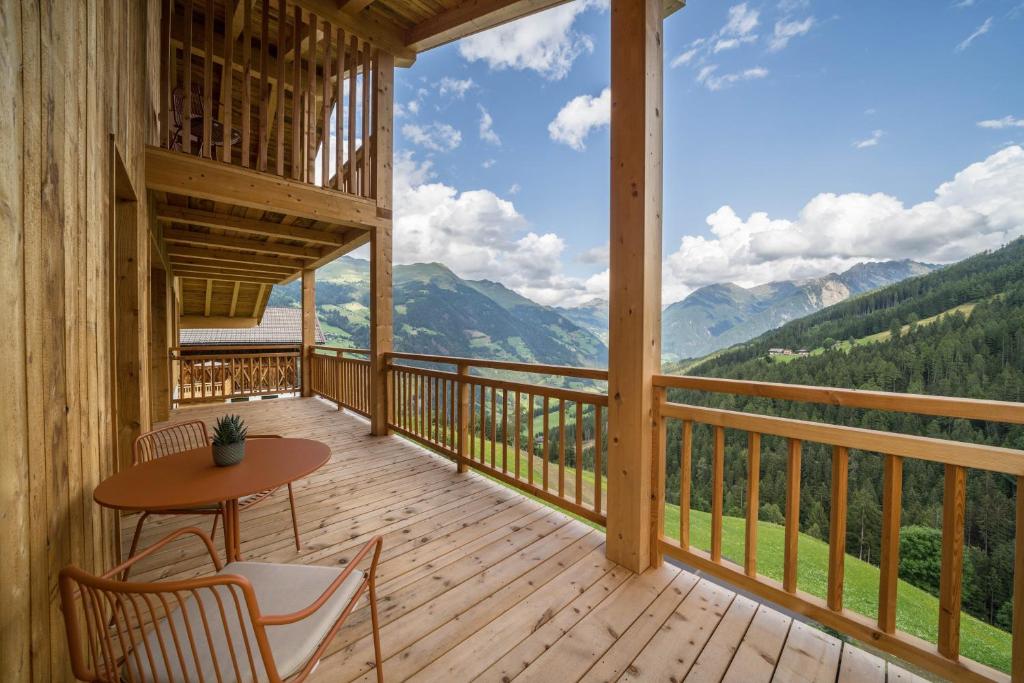 einen Balkon mit einem Tisch und Stühlen sowie Bergblick in der Unterkunft Mucher Apt Josef in Moos in Passeier