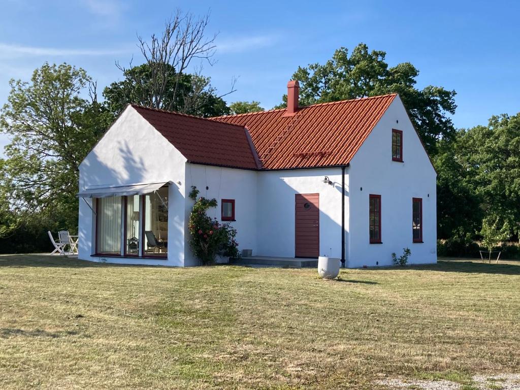 a white house with a red roof at Fogelbergs EsE in Tofta