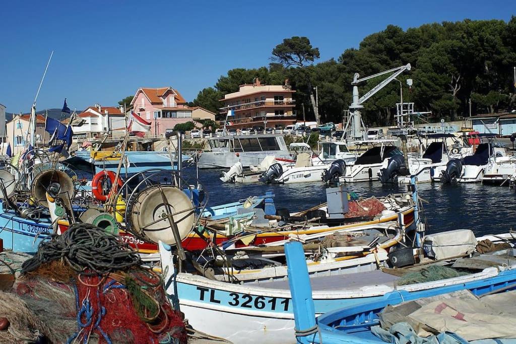 Un montón de barcos están atracados en un puerto en Plage des Sablettes -St Mandrier Maison du Pécheur, en La Seyne-sur-Mer