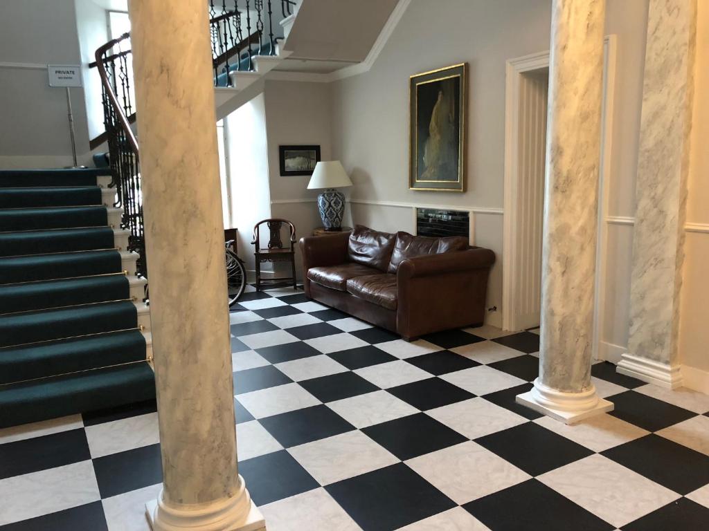 Posezení v ubytování Private Guest Suite in Georgian Townhouse in City Centre