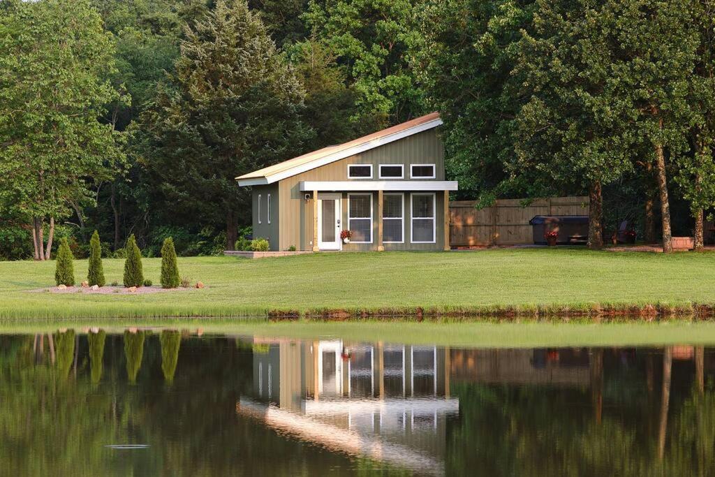 ein kleines Haus mit einem Teich davor in der Unterkunft the evergreene in Fredericktown