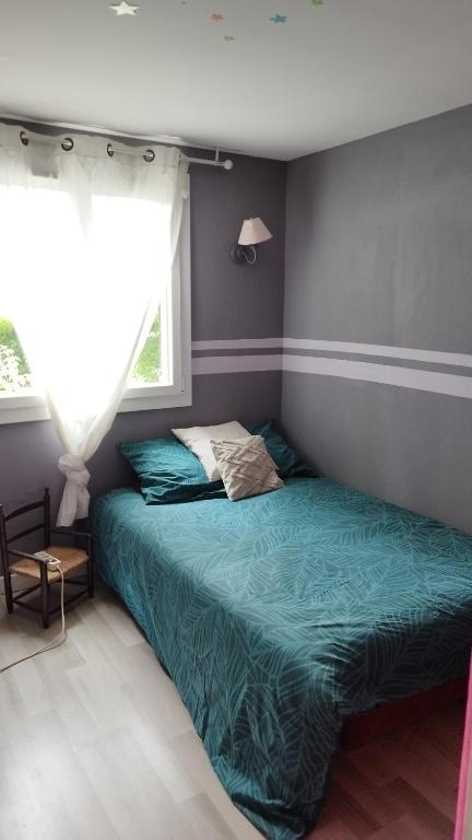 Schlafzimmer mit einem Bett und einem Fenster in der Unterkunft kistoumiri in Le Mée-sur-Seine