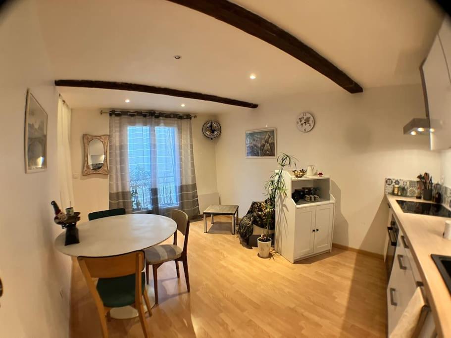 Køkken eller tekøkken på Maison tranquille dans village