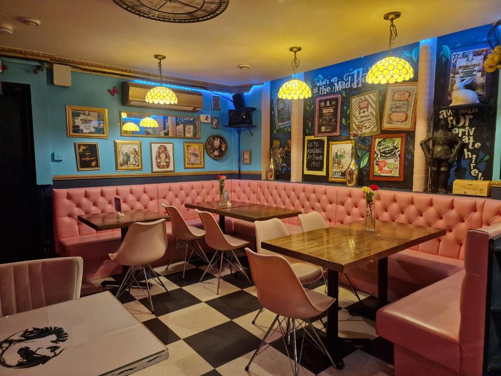 The Mad Hatter's Guestrooms - Resim 15