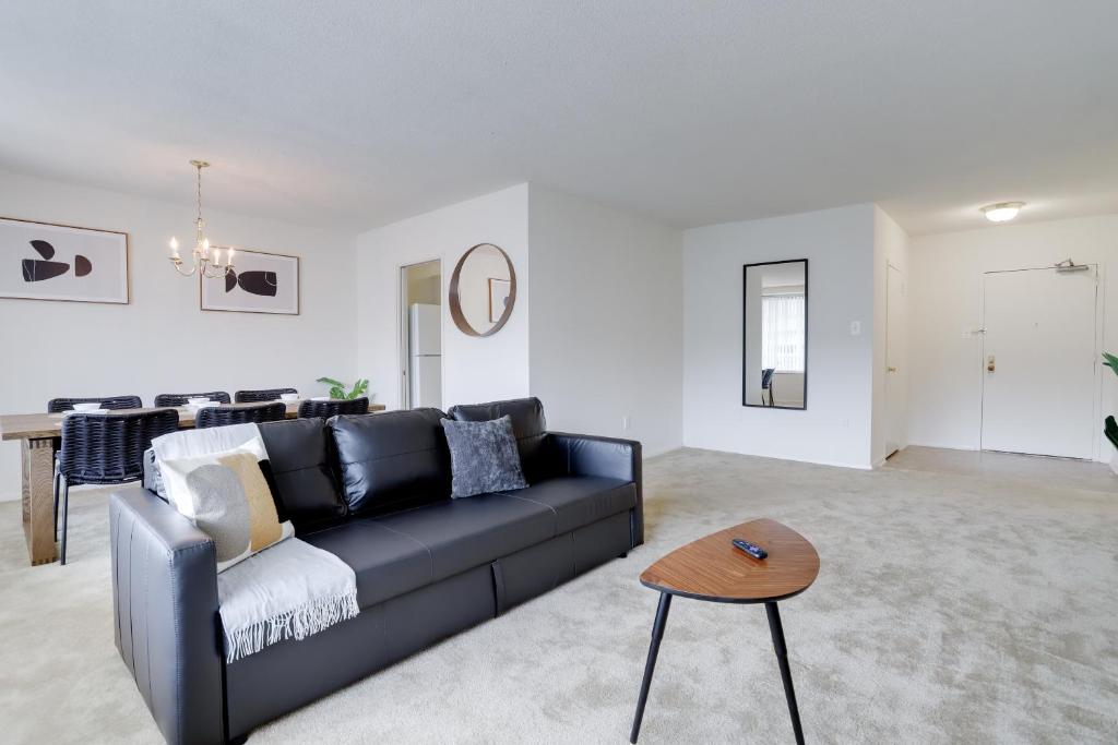 un soggiorno con divano nero e tavolo di Style & Comfort in a stylish condo @Crystal City ad Arlington
