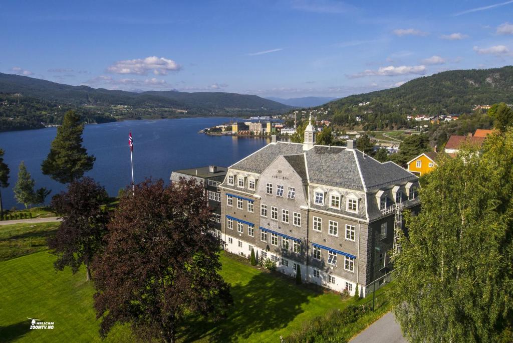 una vista aérea de un gran edificio con un lago en Brattrein Hotell - Unike Hoteller, en Notodden