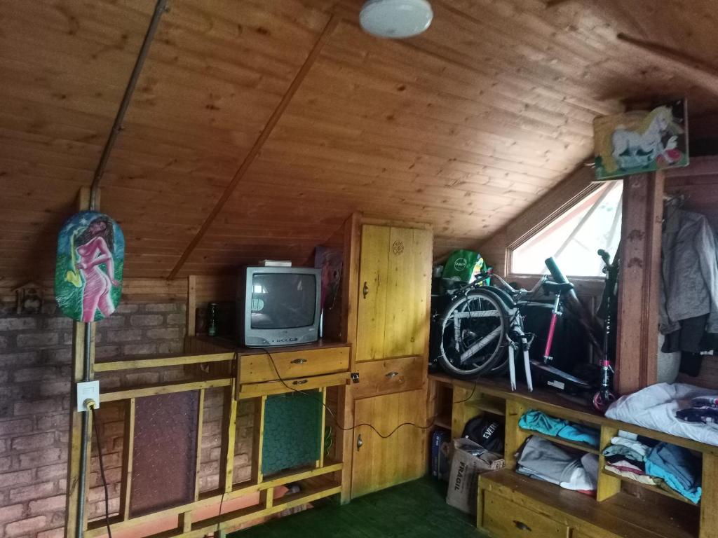 ein Wohnzimmer mit einem TV und ein Zimmer in der Unterkunft El SOL al ALVA in Duitama