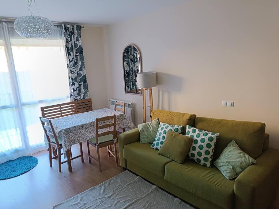 sala de estar con sofá y mesa en Amplio apartamento en Sabiñánigo - Las Margas Pirineo Aragones, en Sabiñánigo