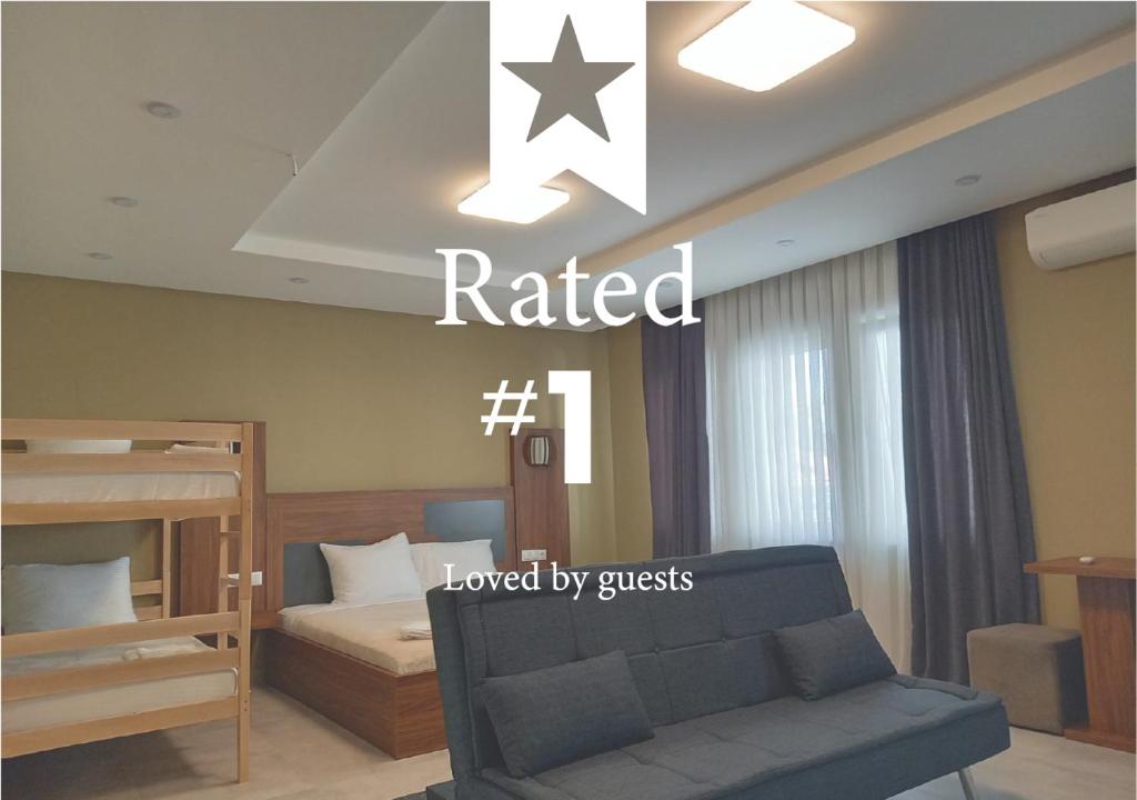 1 dormitorio con litera y sofá en Hotel Centrum en Kosovska Mitrovica